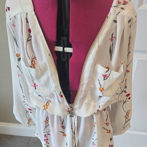 J for Justify White Blouse with V-Neck and Relaxed Fit - Picture 4 of 8